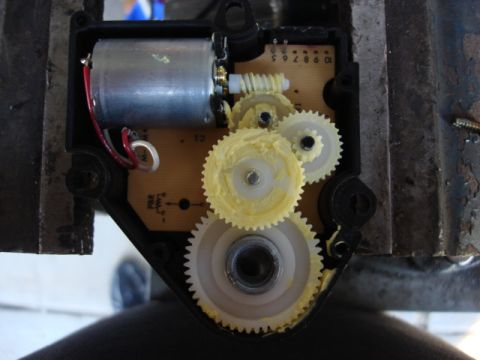 1983 Ford Bronco - hereis what goes wrong. you can see the 3rd gear down fromthe top. it lots 3 teeth and will not power the next gear. the motor keeps runnin…