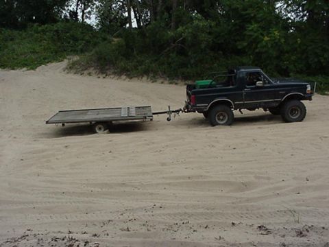 1992 Ford Bronco - pulling out a stuck trailer in the soft sand