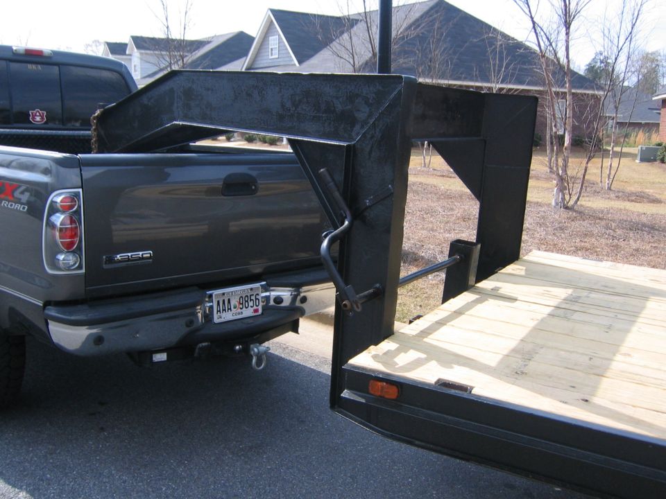 Rear view of a 2005 Ford F-250 pickup truck with a gooseneck hitch attached to a trailer