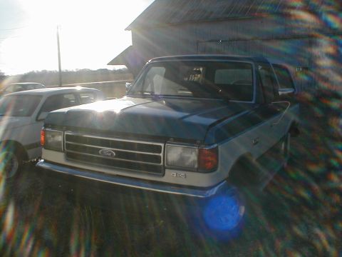1991 Ford Bronco “Azul Con Raya Blanca”