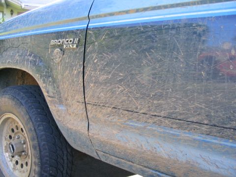 1990 Ford Bronco II - Mud splatters cover the side panel and fender of a Bronco II XLT.