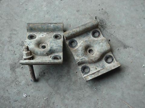 1992 Ford Bronco - spring plates i took off my parts truck ,with another complete sterling 10.25 FF in it. as you can see, im to lasy to wrench, i do it the e…