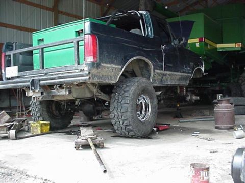 1992 Ford Bronco - ground clearence shot