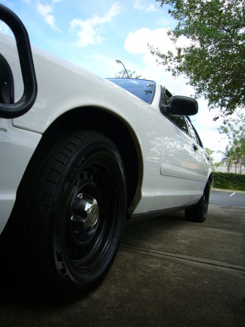 2000 Ford Crown Victoria - Front quarter view of a white 2000 Ford Crown Victoria, equipped with a push bar.