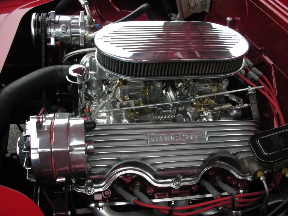 Chromed V8 with Offenhauser intake and finned air cleaner
