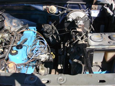 1983 Ford Bronco - now is the time to pull out the old 4.9. here is the way she looked as i started.
