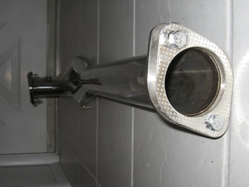 Exhaust pipe with a bolted flange and gasket