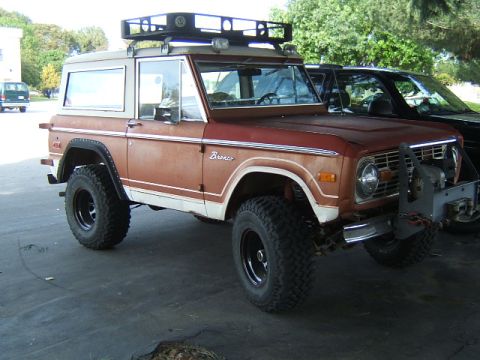 1988 Ford Bronco - This 1978 Ford Bronco features a roof rack and a front-mounted winch.