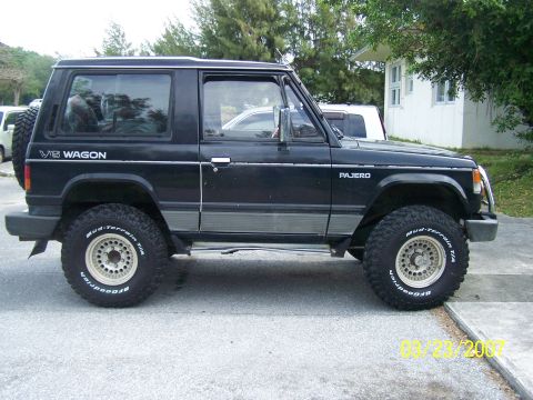 1989 Mitsubishi Montero - heres a good view of the drivers side of the pajero with the lift and tires