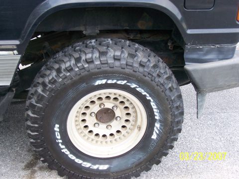 1989 Mitsubishi Montero - plenty of clearence in the rear for articulation 33x10.5x15 BFGoodrich KM