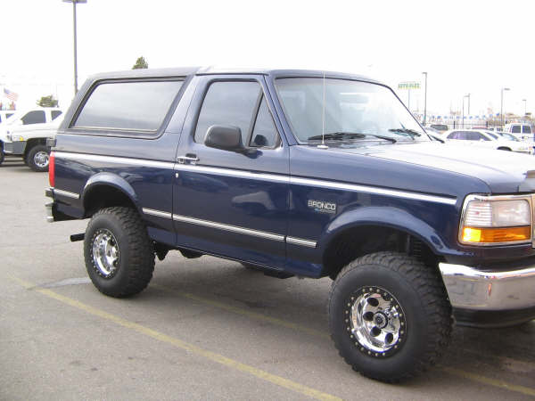 Blue 1995 Ford Bronco, 3/4 front view