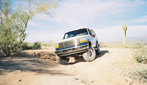 1996 Ford Bronco - OOppss. Sittn' on the rear dif and the stock auto hubs went out. Time to stack rocks....