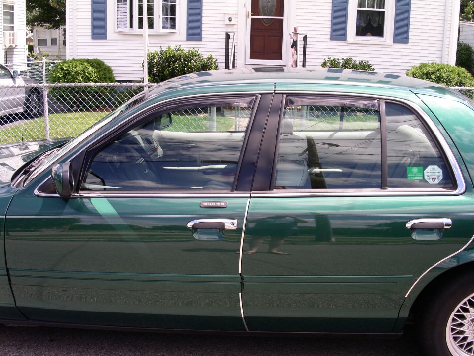 2001 Ford Crown Victoria side profile, green paint, chrome trim