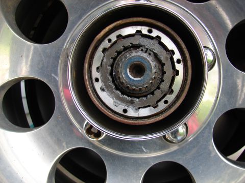 1996 Ford Bronco - Opened up the hub and saw this.