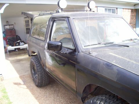 1989 Ford Bronco II - Side view of a 1989 Ford Bronco II with roof-mounted lights.
