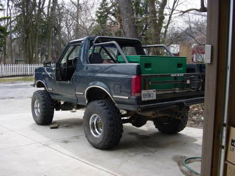 1992 Ford Bronco - this truck has lost way to many body panels!
