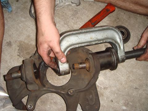 1992 Ford Bronco - This is NOT how you press out the bottom joint.