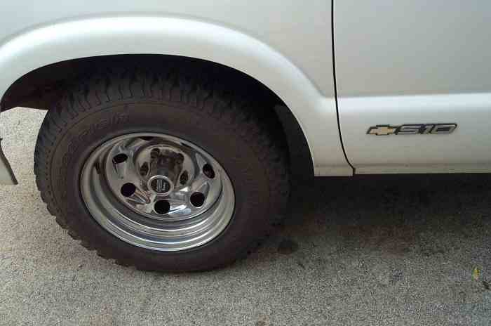White pickup truck side with chrome wheel and S10 badge