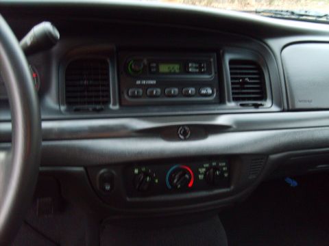 2004 Ford Crown Victoria - The interior dashboard of a 2004 Ford Crown Victoria, the radio and climate control system.