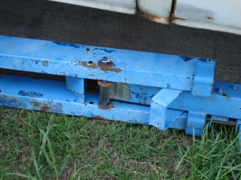 1983 Ford Bronco - i then took a tire iron and chopped the rod to the correct size. i then drilled and pinned the hinge into place.