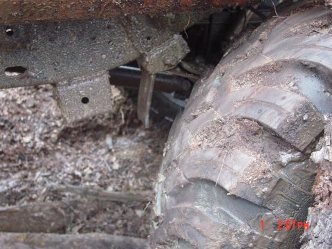 1995 Dodge 1500 - Close-up view of a heavily soiled tire and vehicle undercarriage, with visible Supermotors.net watermark.