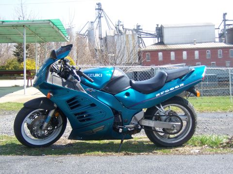 2001 BMW 3 Series - Teal Suzuki sport motorcycle with 'RF600R' visible on the tail section.