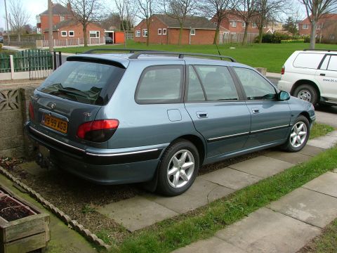 2001 Peugeot 406 - Side view of a 2001 Peugeot 406 station wagon parked on a concrete driveway.
