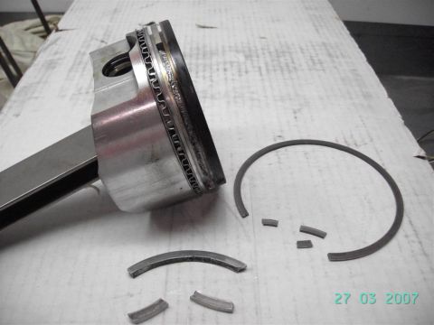 1984 Ford Crown Victoria LTD - #4 piston, explains the 60% leakdown The cylinder wall is fine