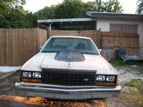 1985 Ford LTD Crown Victoria - Front view of a 1985 Ford Crown Victoria LTD with a large aftermarket hood scoop.