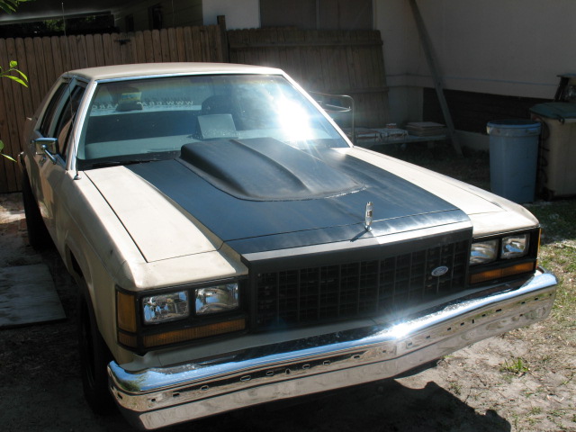 1985 Ford Crown Victoria LTD front with aftermarket hood scoop