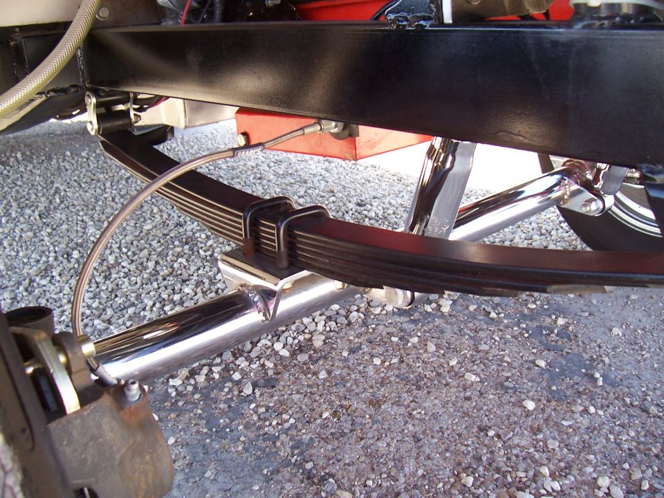Leaf spring suspension with chrome components and gravel ground