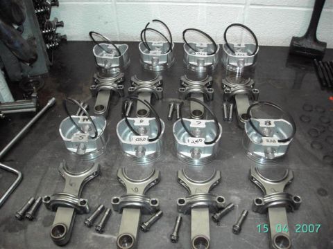 1984 Ford Crown Victoria LTD - Assembling the new pistons to the rods.