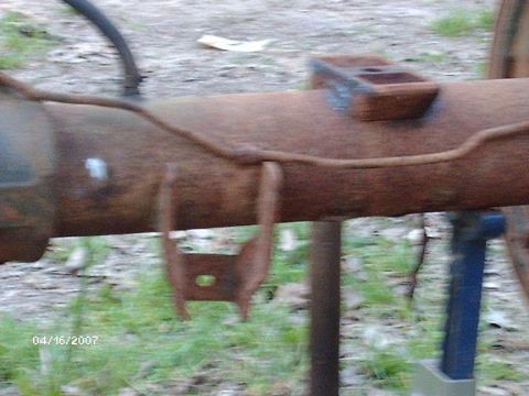 1990 Ford F-150 - Rusty rear axle housing with suspension brackets. Photo dated 04/16/2007.