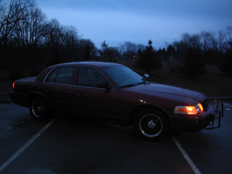 Dark red 2001 Ford Crown Victoria with push bumper, 3q-front view