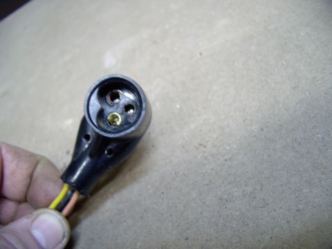 1986 Ford Bronco - Had to put in a new socket clip as mine busted off and stayed on the sender studs when I pried off the connector.