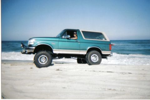 1996 Ford Bronco - chilling out in the sand