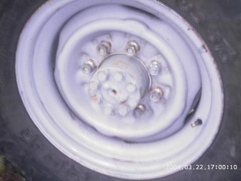 1986 Ford Bronco - Close-up of a white painted wheel, a Supermotors logo at the bottom right corner.