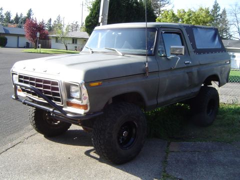 1978 Ford Bronco - This 1978 Ford Bronco has a lifted suspension and a custom front bumper.