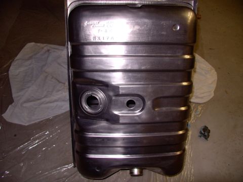 1986 Ford Bronco - Beautiful new Canadian made steel tank for $130.00 CDN. How do they do it ! Note the smaller 2" opening for the 86 style sender unit, as op…