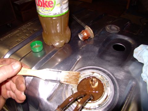 1986 Ford Bronco - There's my favourite anti-rust grease in action(painted the floor above the tank while it was out too). After seeing the rusted mess it was…