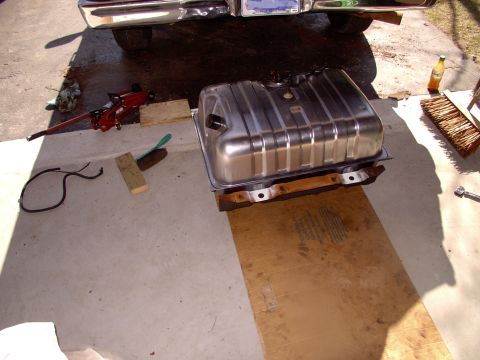 1986 Ford Bronco - There it all is, tank in the skidplate, ready for me to do my bench pressing impression. Note the spray can lid over the filler neck to sto…
