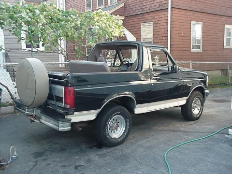 1993 Ford Bronco - This Ford Bronco appears to be from the late 1980s, not a 1993 model as claimed.