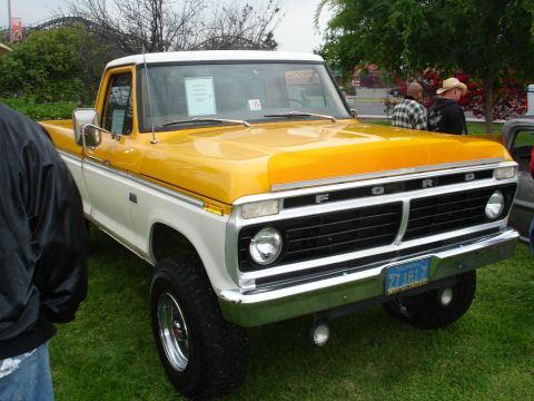 1993 Ford Taurus - This two-tone Ford pickup truck is shown from the front, with a prominent grille and a license plate reading 27 181 Z.