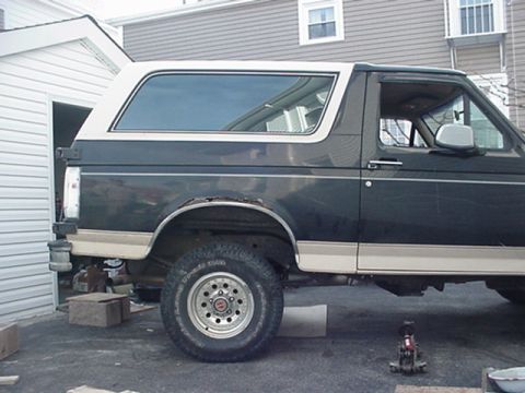 1993 Ford Bronco - This 1992 Ford Bronco shows signs of rust and a lifted suspension, contradicting the registry's claim of a 1993 model year.
