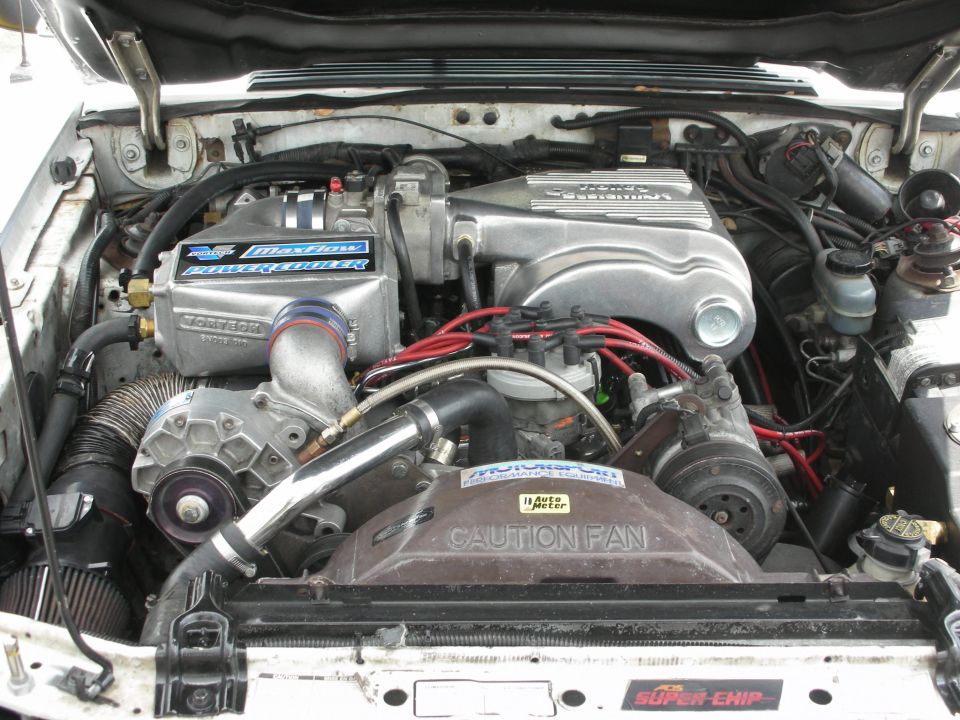Supercharged V8 engine with "MaxFlow Power Cooler" and "Super-Chip" stickers