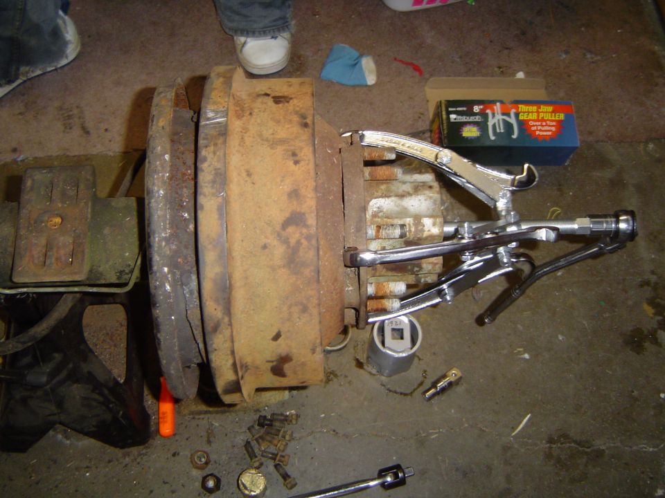 Rusty brake drum assembly with gear puller tool
