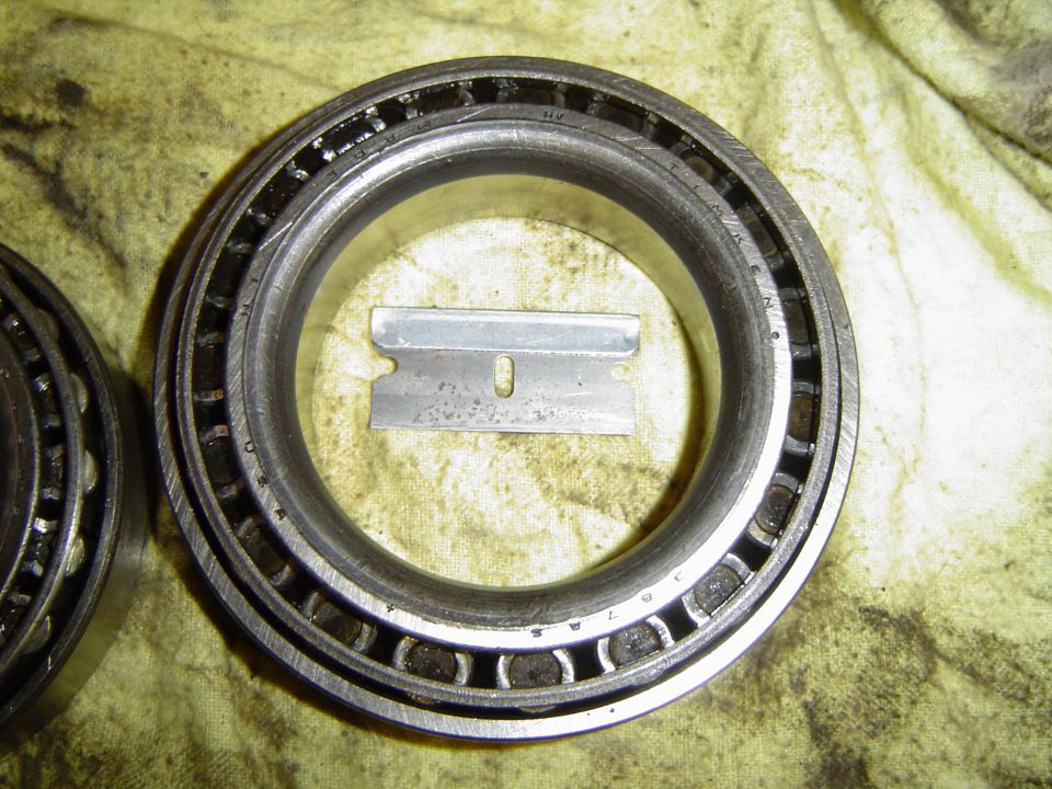 Tapered roller bearing with razor blade