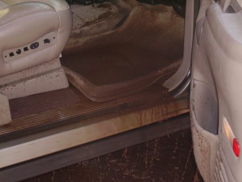 2000 Chevrolet Tahoe - The interior of this vehicle shows significant dirt and grime on the floor mats and surrounding areas.