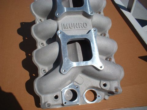 1964 Ford 427 - This Munro intake manifold features a dual carburetor setup with aluminum mounting plates.