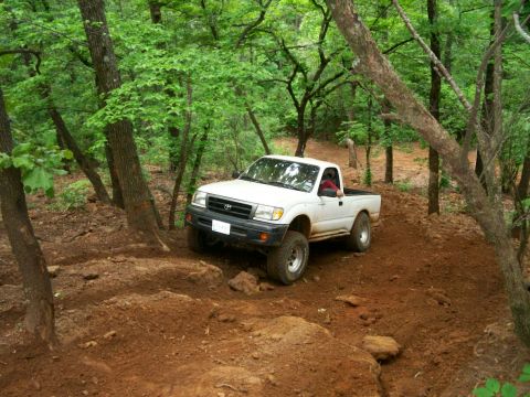 1993 Ford Bronco - Boricua Ben going up loose-dirt hill climb on J.P.'s Expwy